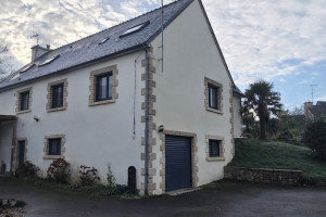 Photo de galerie - Remplacement de toutes les menuiseries anthracites de  cette maison, fenêtres, volets et porte de garage.