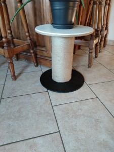 Photo de galerie - J'ai fait une petite table avec un Touré qui fais aussi grifoire pour chat.