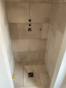 Photo de galerie - Revêtement de la salle de bain par des carreaux du sol et les faïences sur le verticale 