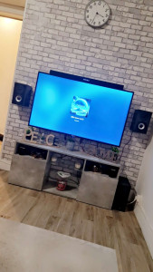 Photo de galerie - Meuble tv monté 
tv accroché au mur 
mur de papier peint avec raccords 