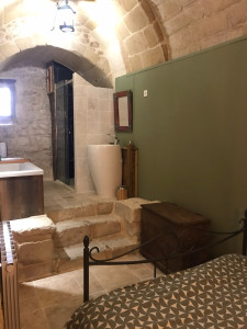 Photo de galerie - Création salle de bain sur chambre ouverte dans ancienne cave 