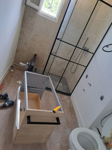 Photo de galerie - Rénovation complète d'une salle de bain en cours de montage.
