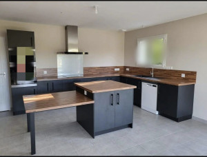 Photo de galerie - Montage cuisine équipée black mat et bois 