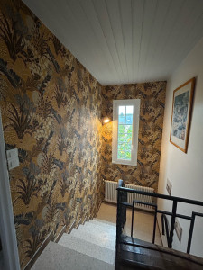 Photo de galerie - Pose de papier peint dans une cage d’escalier 