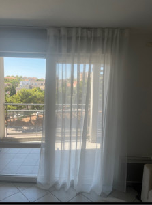 Photo de galerie - Installation de deux rails pour rideaux au plafond 