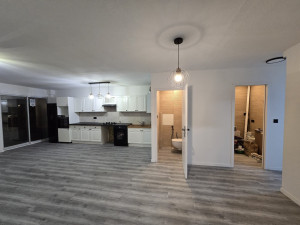 Photo de galerie - Rénovation complète : création d'un espace ouvert salon / cuisine, pose de parquet et finitions complètes.