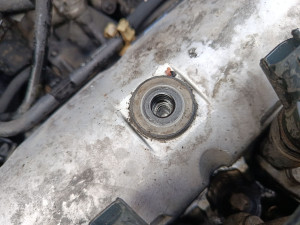 Photo de galerie - Fuite cache culbuteur avec filetage HS réparation fait avec succès 