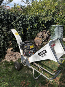 Photo de galerie - Je peux broyer les végétaux avec ma machine. vous gardez les broyats pour pailler vos parterres 