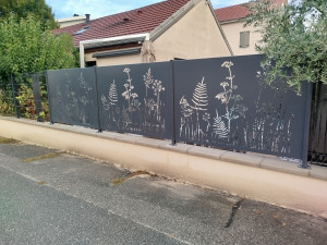 Photo de galerie - Découpe laser pose panneau rigide 