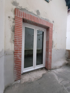 Photo de galerie - Ouverture dans un mur en pierre de 50 cm 
(fondation + jambages + linteau) sismique et pose des briques