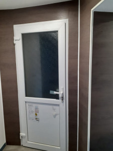 Photo de galerie - Pose porte de service plus habillage.