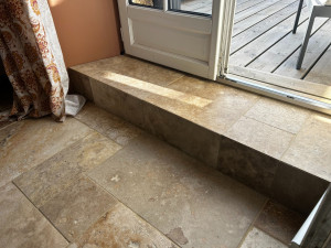 Photo de galerie - Pose de travertin, découpe, et finitions : chaque détail compte pour obtenir un résultat propre et durable !