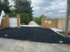 Photo de galerie - Pose de nid d’abeille des graviers et avec le bidim pour le chemin 