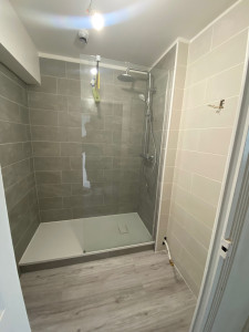 Photo de galerie - Rénovation complète salle de douche. 
-Remplacement baignoire par une douche
-Placo peinture
-Pose de faïence
-Revêtement de sol 
