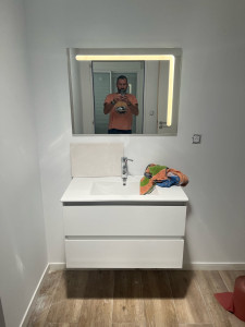 Photo de galerie - Montage et raccordement d’un meuble de salle de bain avec miroir éclairant. 