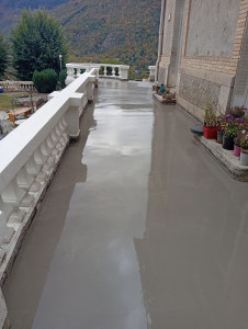 Photo de galerie - - Ragréage fibré d'une terrasse de 100m² avant la pose d'un carrelage.
