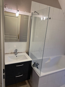 Photo de galerie - Remplacement meuble de salle de bain/miroir + mise en place d’un pare-bain.