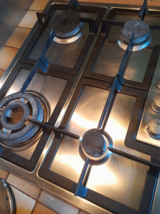 Photo de galerie - Une plaque donc m'a cliente n arriver pas à avoir .avec de bon produit elle redevient comme neuf.