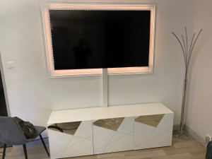 Photo de galerie - Mise en place de cache câble et d’un contour de cadre tv avec led intégré 