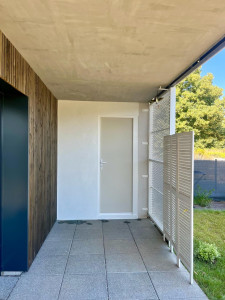 Photo de galerie - Création abri de rangement sur mesure avec système de maintien par compression (aucun perçage mur, règlement copropriété)