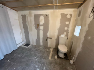 Photo de galerie - Rénovation mur salle de bains . Placo/bandes fini