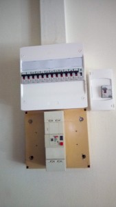 Photo de galerie - Mise norme d'un petit tableau électrique 
-Remplacement des fusibles par des disjoncteurs.