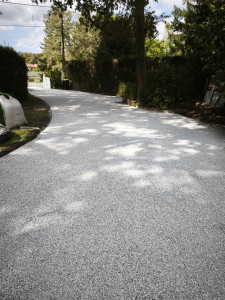 Photo de galerie - Réalisation d'une allée/parking avec bordure pavé 
