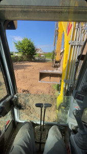 Photo de galerie - Décapage de surface et mise à niveau pour futur empierrement (parking) 