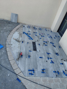 Photo de galerie - Entrée d’une maison avec baguette de finition Alu arrondi