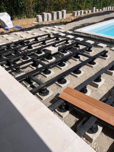 Photo de galerie - Structure terrasse en composite en cours de création