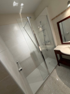 Photo de galerie - Remplacement d’une baignoire par un receveur de douche 