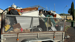 Photo de galerie - Chargement d'encombrants et de déchets de toute sorte mise en déchetterie 