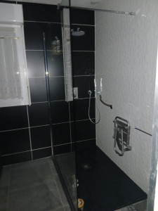 Photo de galerie - Après dépose de l'ancienne douche et des faiences 
Pose du douche à l'Italienne + faiences et paroie de douche fixe 