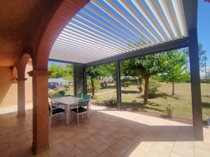 Photo de galerie - Pose de pergola bioclimatique 