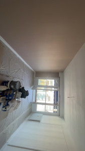 Photo de galerie - Peinture salon blanc et mur couleur. 