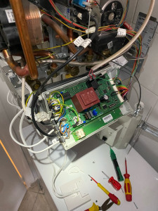Photo de galerie - Installation et raccordement d’un thermostat connecté sur chaudière pour gestion intelligente du chauffage.