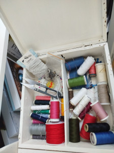 Photo de galerie - Apte à la réalisation de petit travaux de couture (ourlet, fermeture éclair ajuster des rideaux etc...)