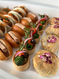 Photo de galerie - Mini tartelette aux légumes, mini navette foie gras, pastilla au poulet