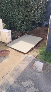 Photo de galerie - Creation d’une petite dalle beton pour accueillir un abris poubelle.