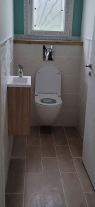 Photo de galerie - Installer des toilettes et un lave-mains suspendus après avoir fini le carrelage