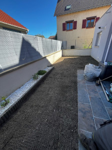 Photo de galerie - Un petit jardin que j’ai remis à niveau et ensuite que j’ai engazonner