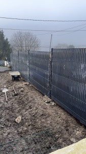 Photo de galerie - Pose d’une clôture en grillage rigide 