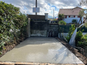 Photo de galerie - Coulage d'une dalle pour accueillir un abri de jardin 