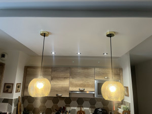 Photo de galerie - Créer un faux plafond avec 3 spots et 2 luminaires 