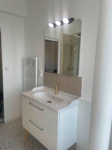 Photo de galerie - Pose meuble vasque et miroir lumineux 