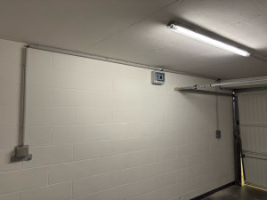 Photo de galerie - équipement et installation d’une prise de recharge Green up et d’un éclairage  avec tableautin et compteur defalcateur 