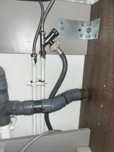 Photo de galerie - Modification d’évacuation et d’eau froid dans un meuble pour intégrer un lave linge 
