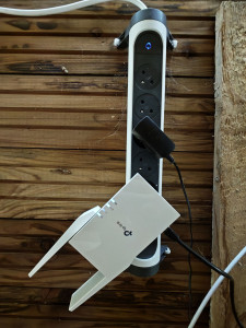 Photo de galerie - Passage d'un câble RJ45, jusqu'à une dépendance, dans le jardin d'une maison, pour extension du wifi jusqu'au fond du jardin