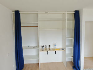 Photo de galerie - Création de dressing sur mesure avec bureau intégré