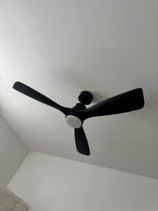 Photo de galerie - Montage et installation d’un plafonnier ventilateur 